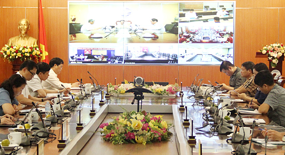 Người dân cài đặt phần mềm Bluezone để phòng, chống dịch Covid-19